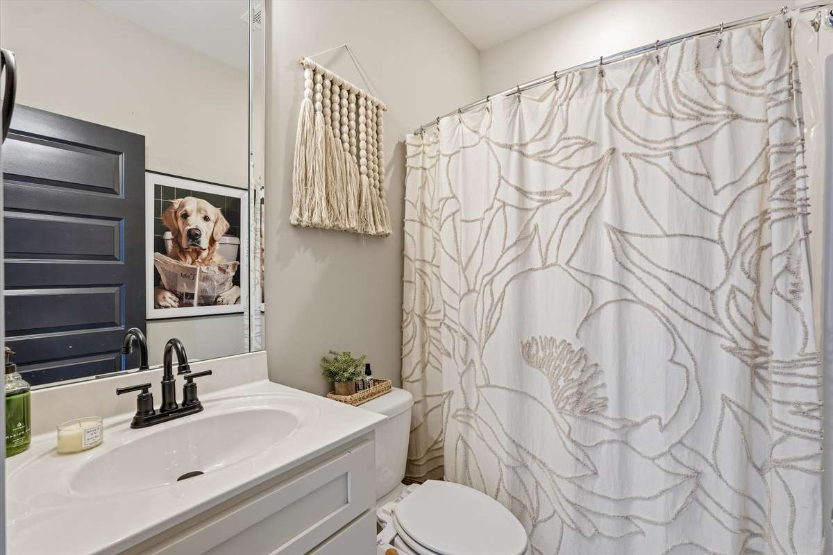 FULL BATHROOM ON THE 2ND FLOOR RIGHT BESIDE THE BEDROOM
