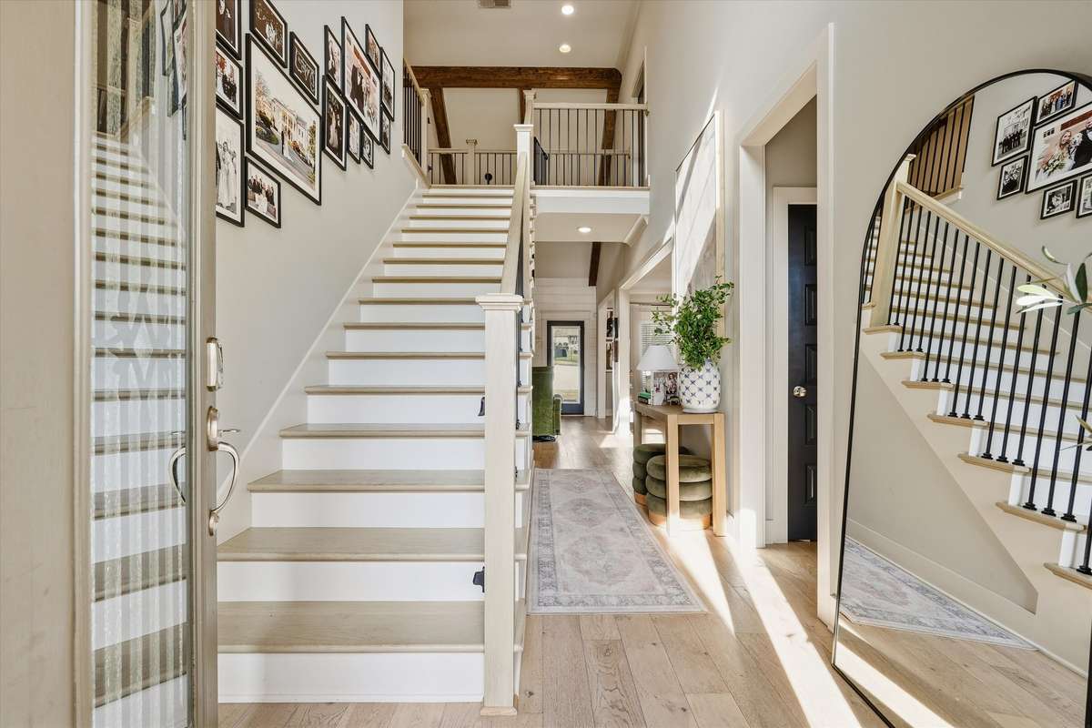 BRIGHT & AIRY FOYER AS SOON AS YOU STEP IN