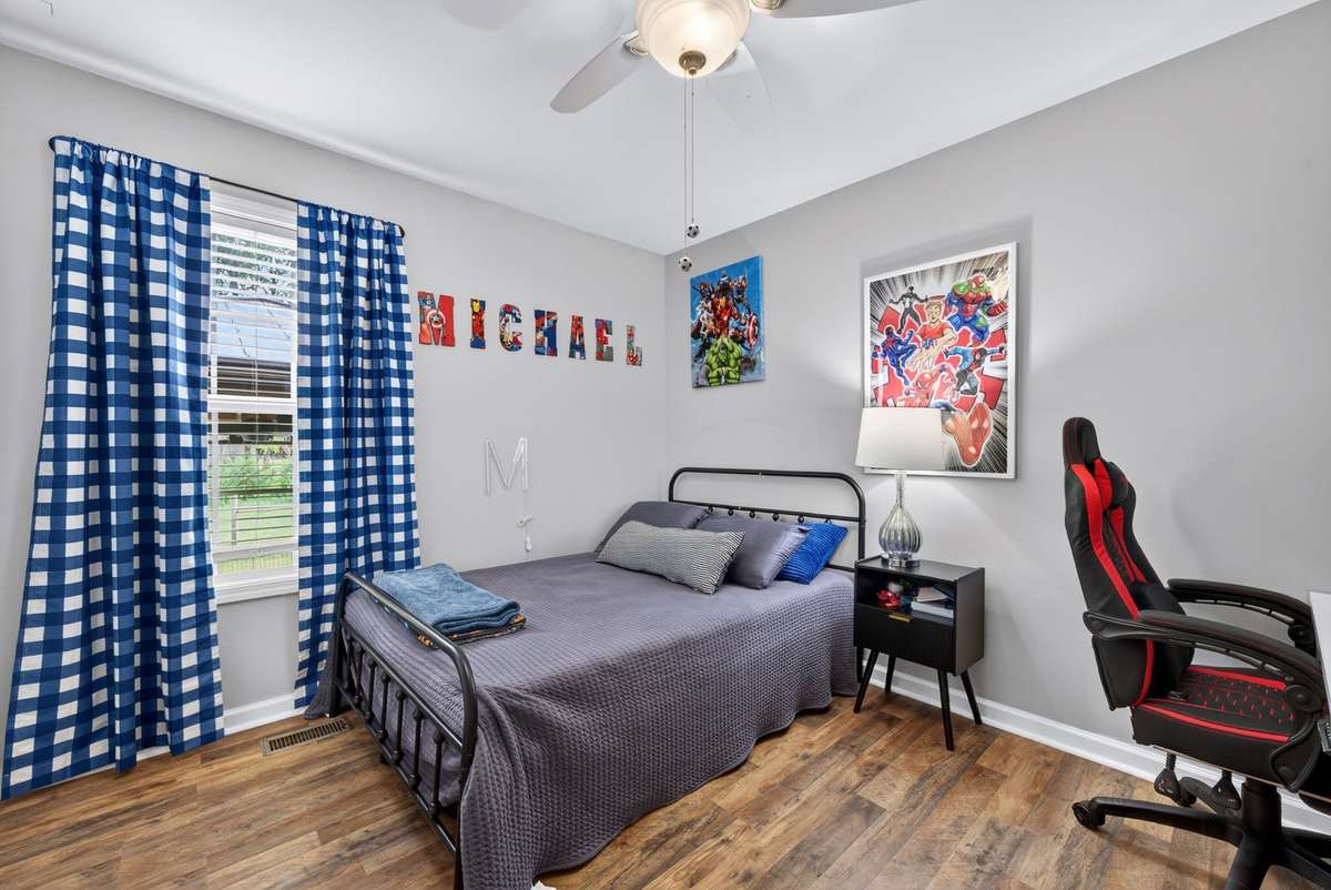 Spacious 2nd bedroom overlooking the backyard