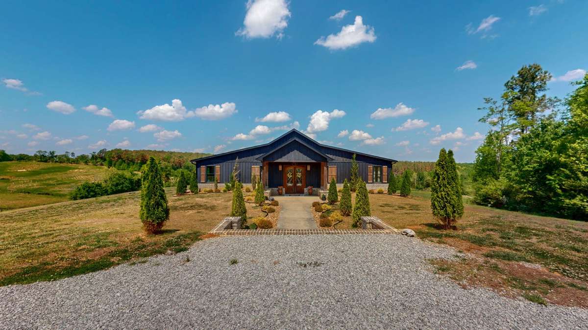 A BEAUTIFUL HOUSE IN A BEAUTIFUL LOCATION... LOOK AT THE BEAUTY SURROUNDING IT.    WOULD YOU LIKE TO LIVE HERE?
