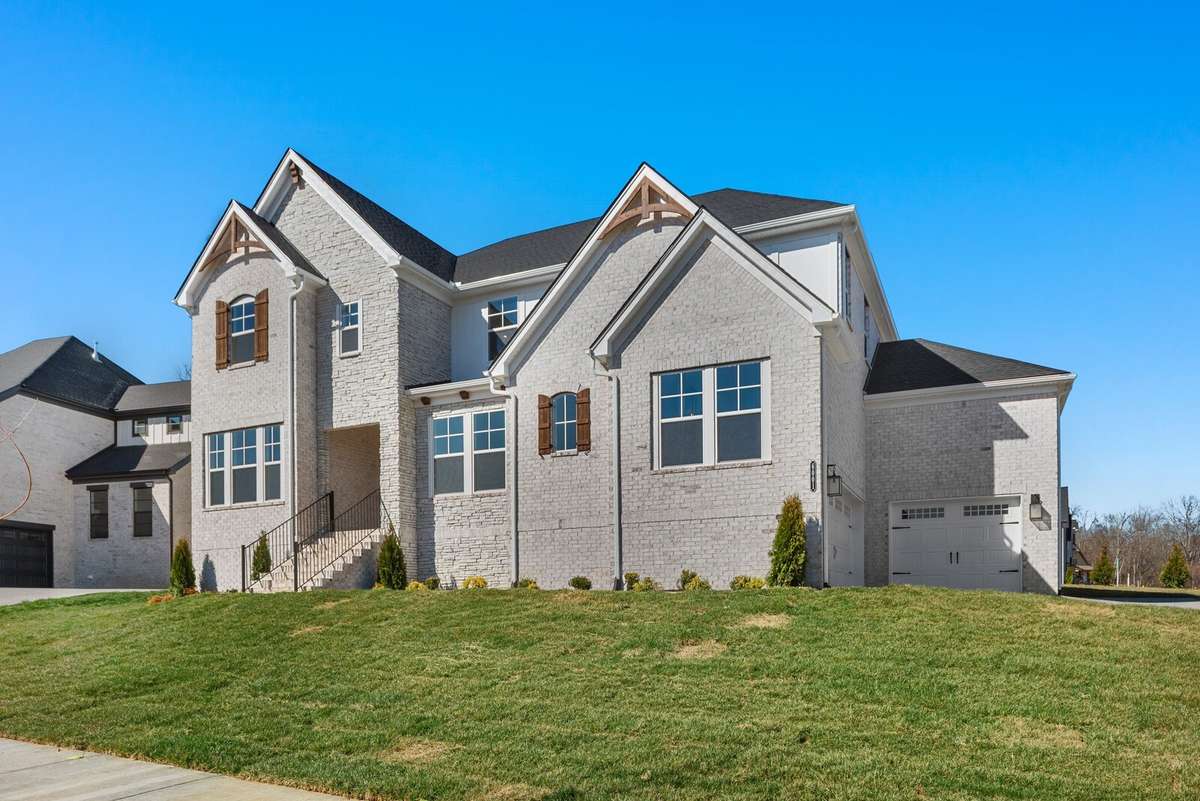 Looking to downsize or right size without losing the luxury feel, this newly completed home is the perfect fit. Enjoy the convenience of a three-car garage with additional parking pad. Located only ten minutes from the I-65 Franklin exit.