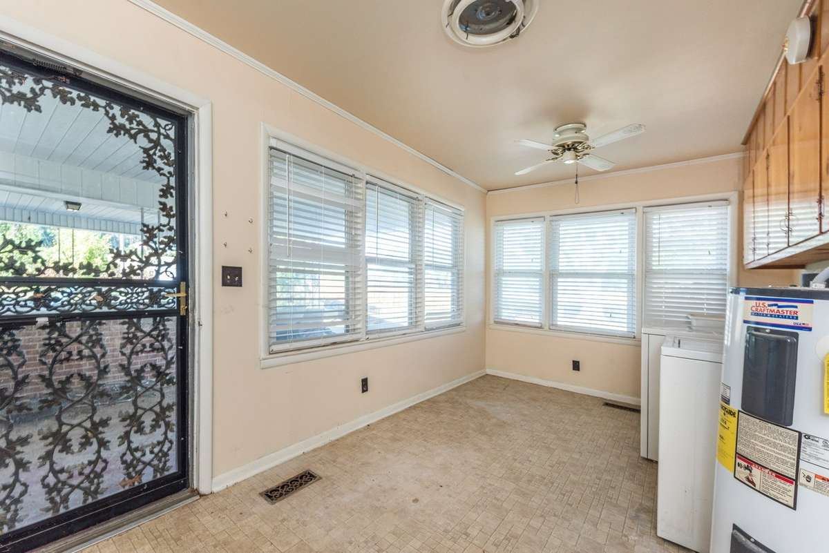 Washer, dryer hookups ,with gas hot water heater