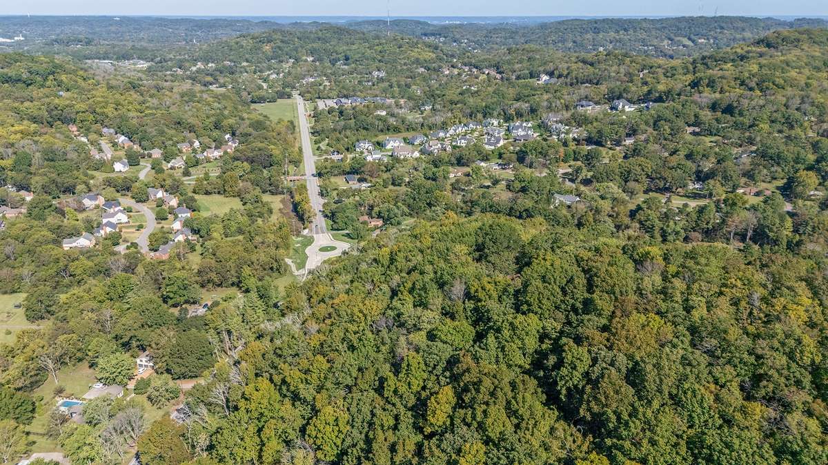 Under 10 minutes to restaurants, shops, & more in central Brentwood