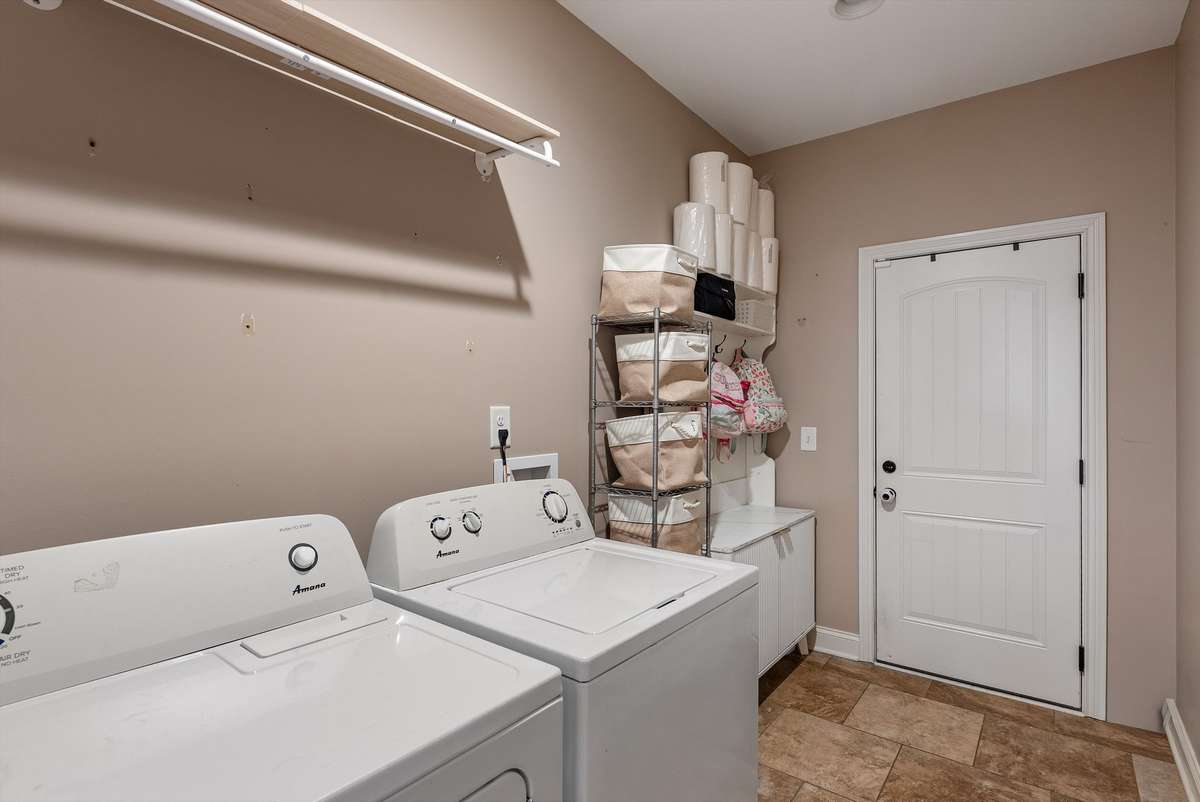 LARGE UTILITY ROOM