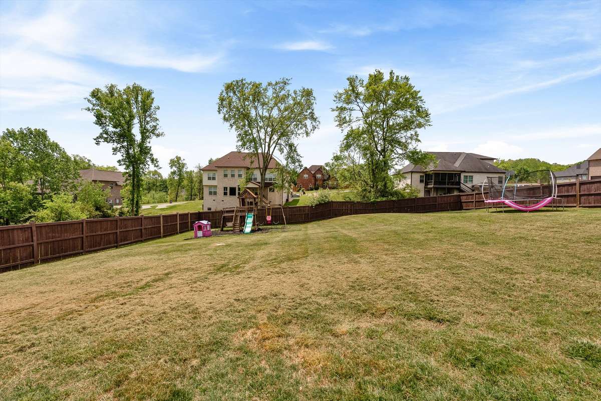 FULLY FENCED YARD