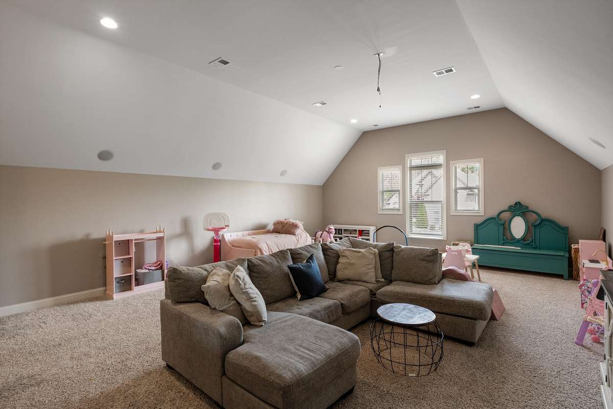 OVERSIZED BONUS ROOM