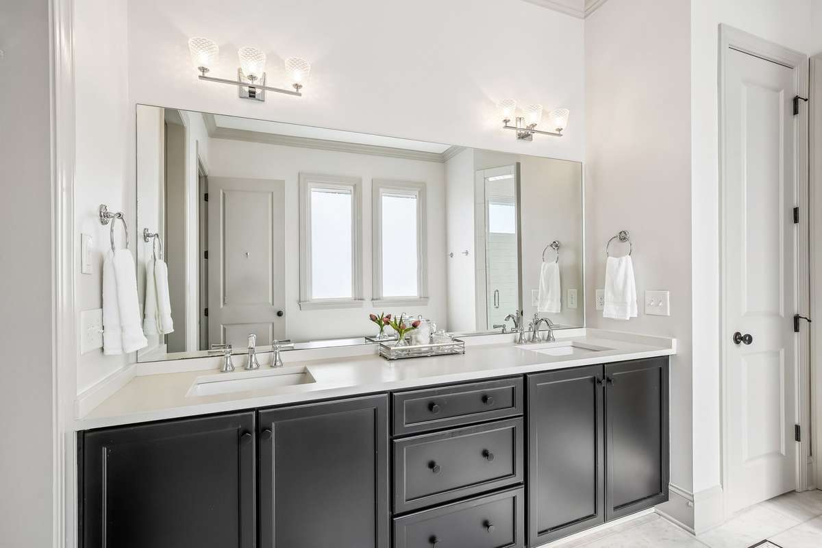 Double vanity with ample storage