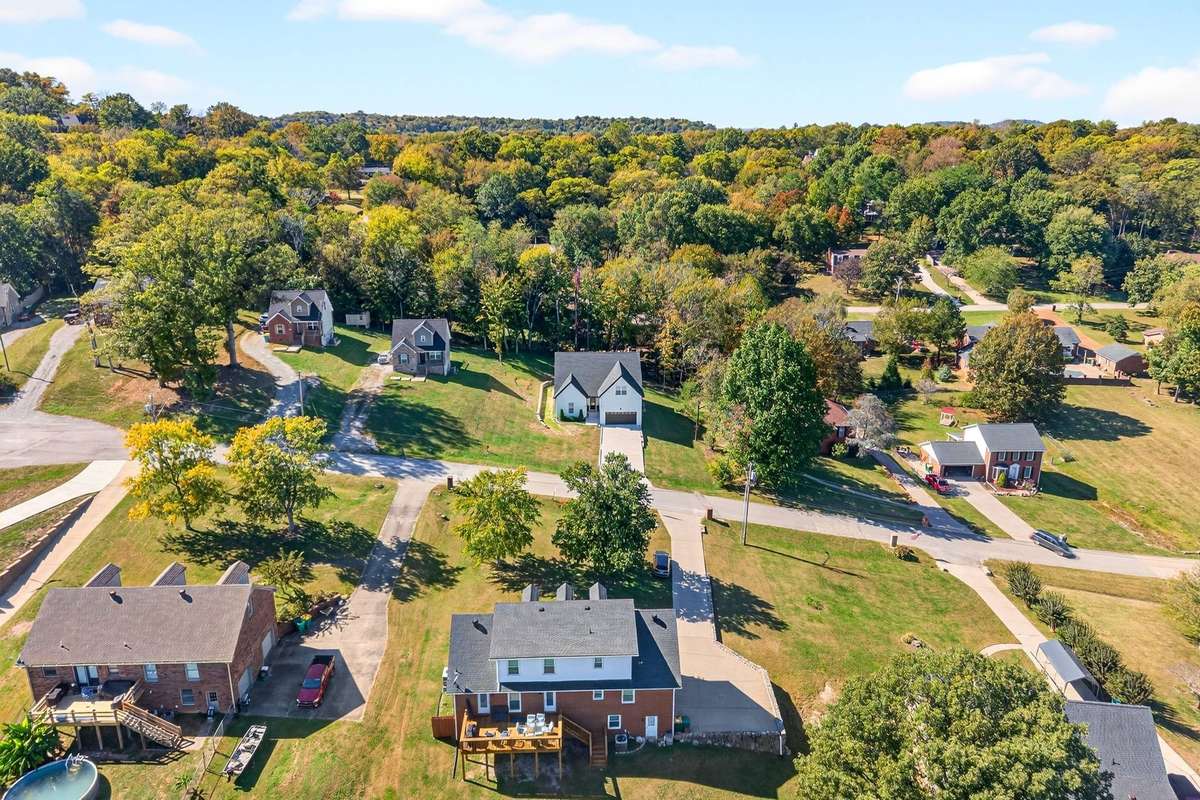 Your own little slice of country within 40 mins of Franklin, 20
Mins to Columbia, 25 Mins to Spring Hill.