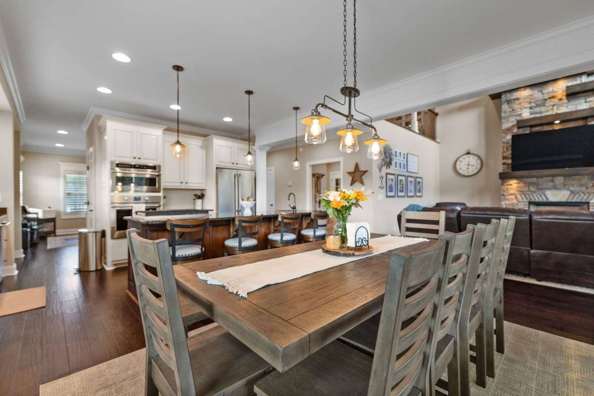 Open floor plan to the kitchen, living room and dining.