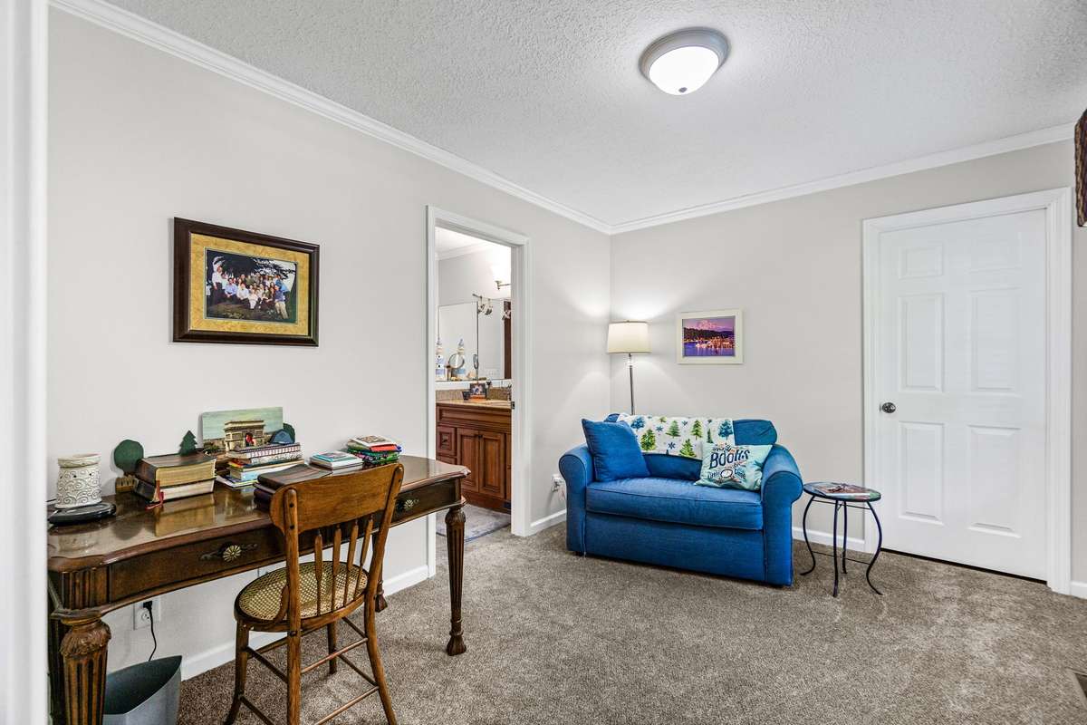 Guest bedroom w/direct bathroom access