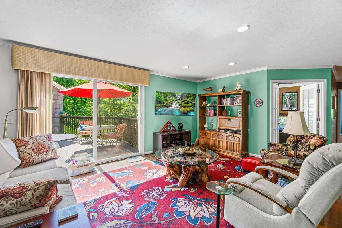 Living room w/direct deck access