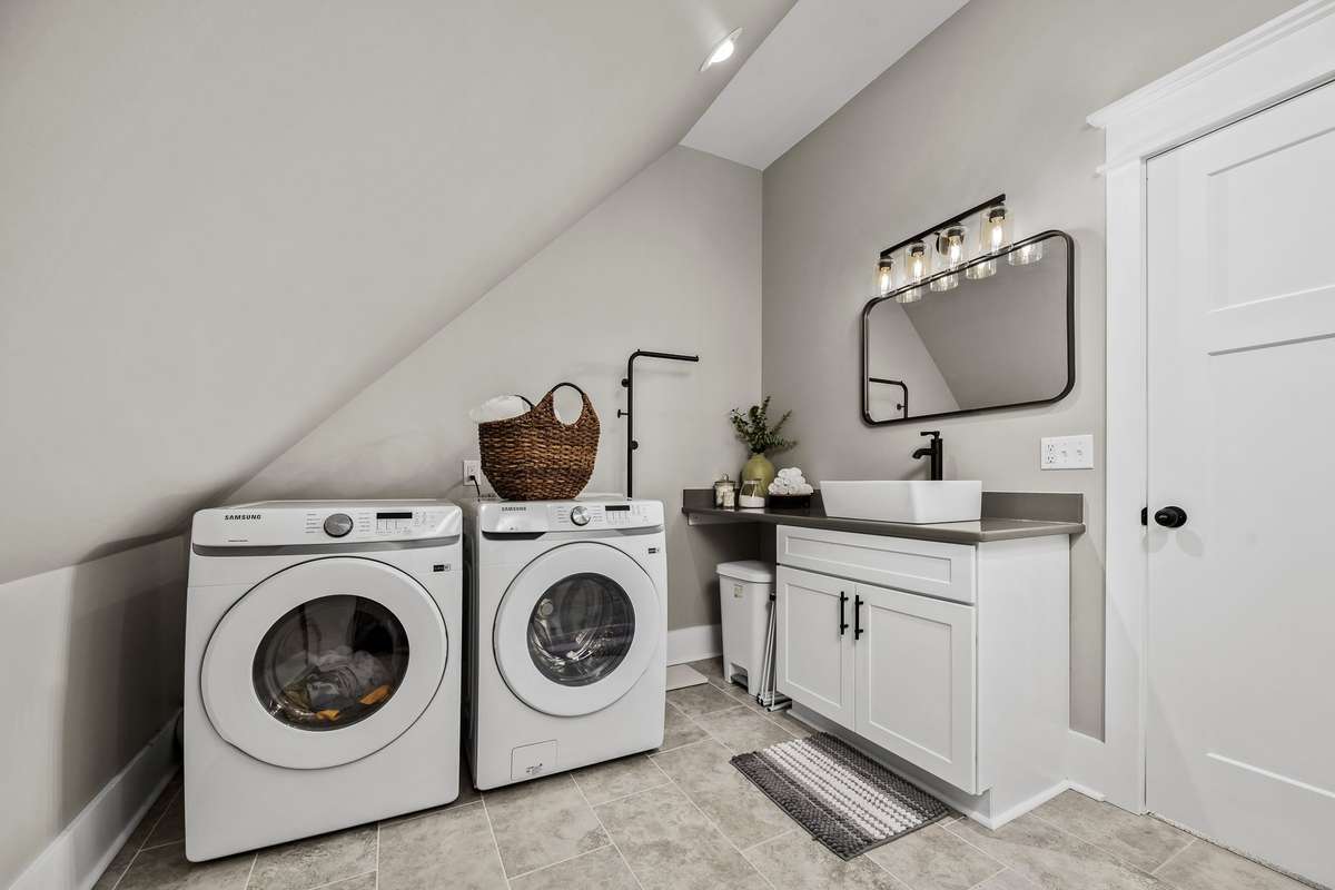 This detached living space has it all including it's own space to do laundry!