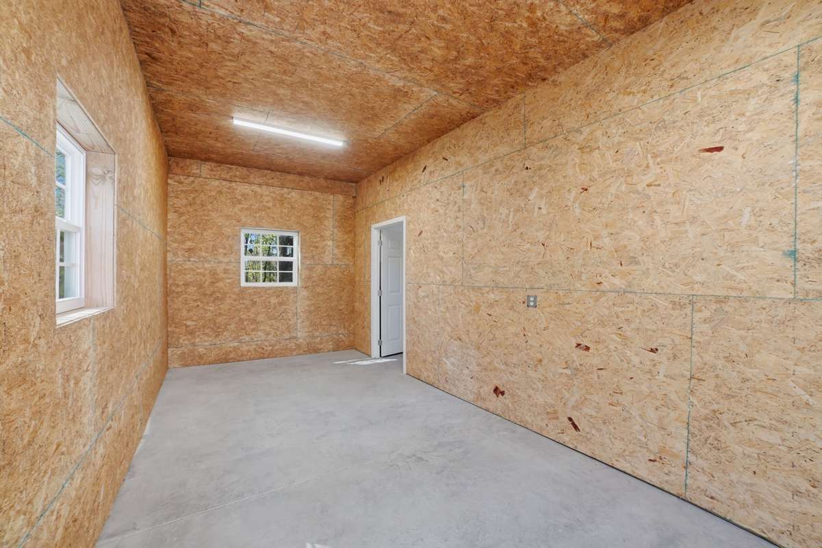 Workshop, gym, office, or storage—endless options!