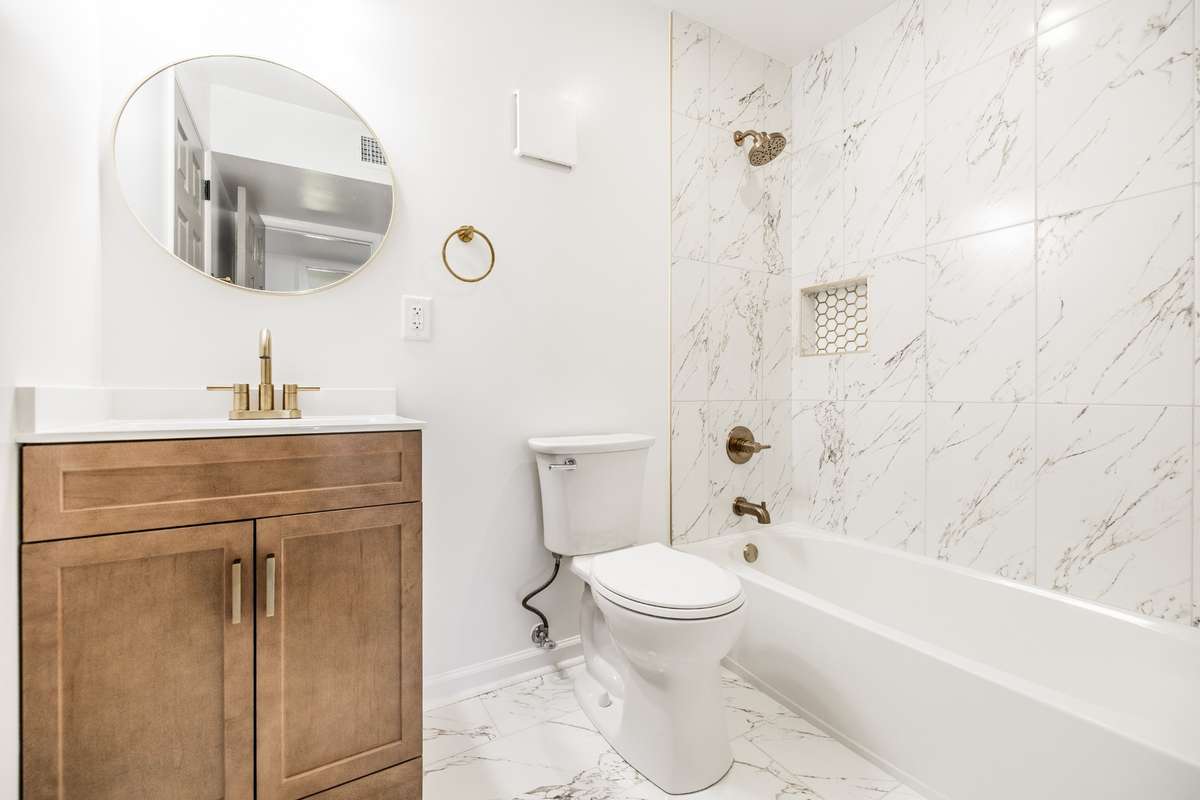 The full hall bath is pristine.