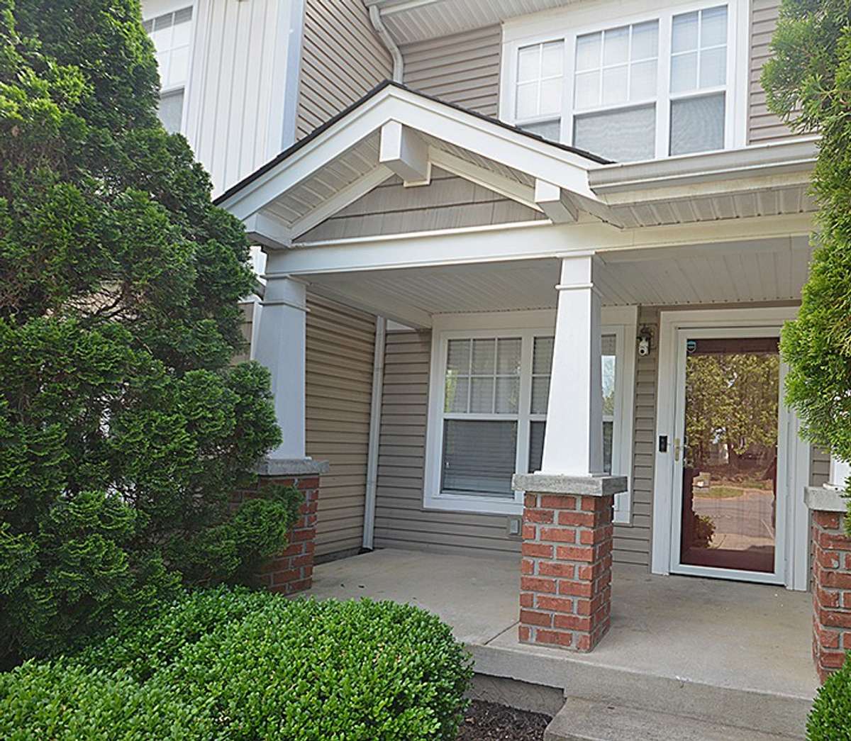 This townhouse is conveniently located close to shopping, eating and transportation.