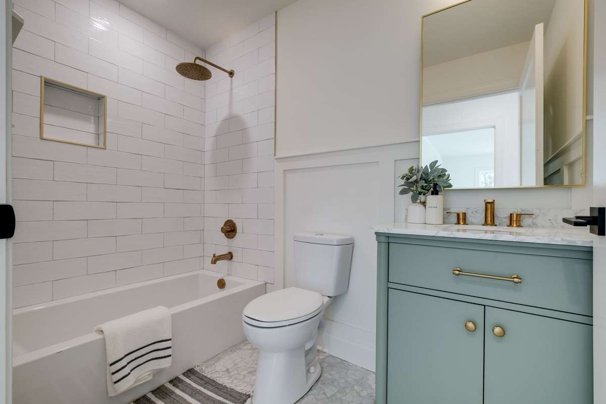 FULL Guest Bathroom w/ Combo Tub/Shower