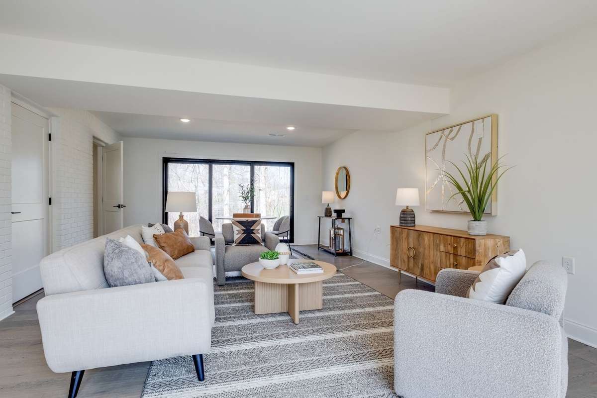 PEACEFUL Country Setting yet Close to Everything Nashville has to Offer including World Class Entertainment, Restaurants, Shopping, International Airport + More