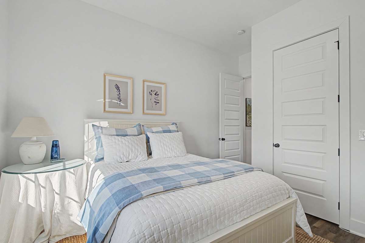 Secondary bedroom.