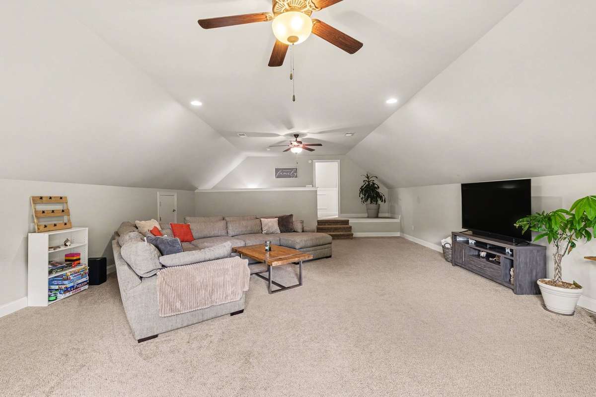Bonus room on 2nd floor! 21x33