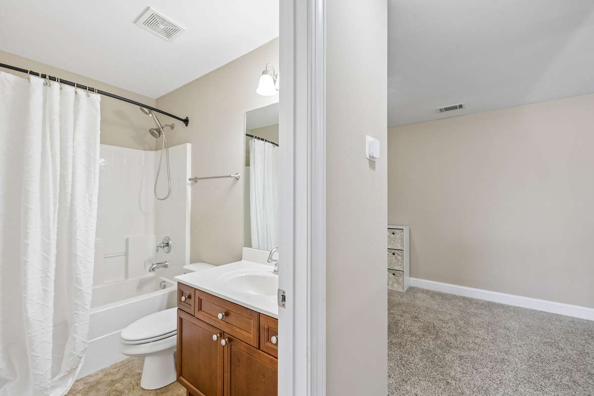 Full Bath located between nook and bedroom