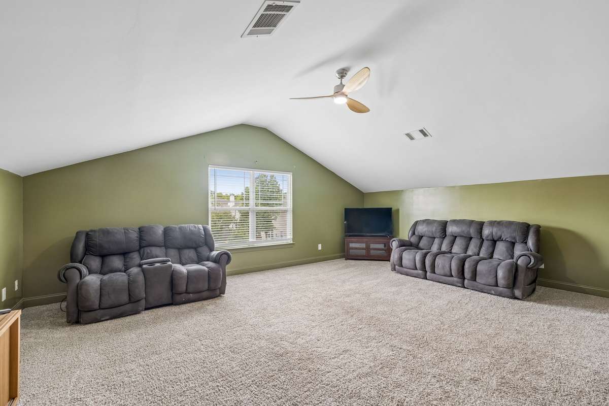 Windows with blinds, Vaulted Ceiling