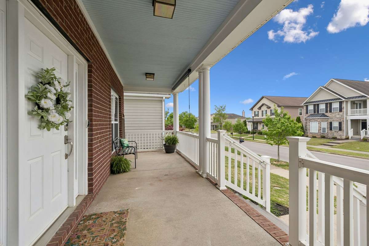 HUGE Front Porch  - Come sit a spell and have some Sweet Tea!