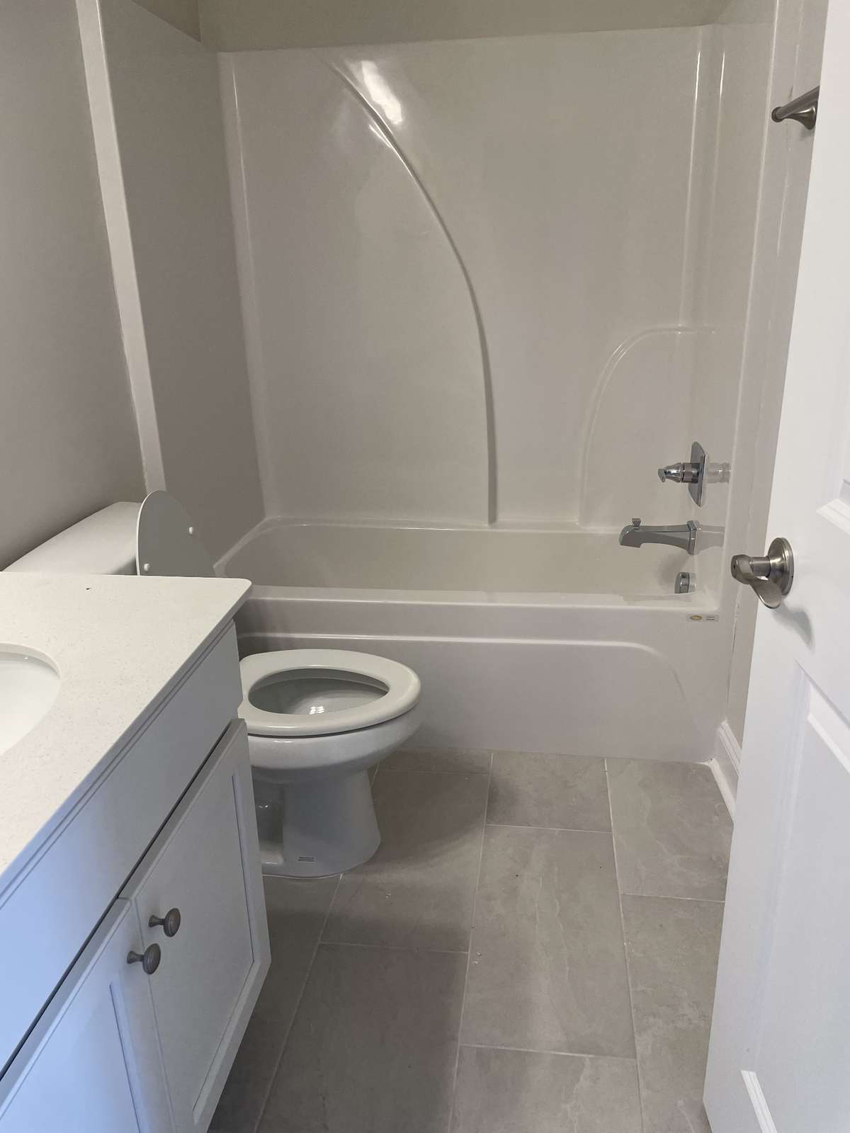 Hall bath located in the 2nd bedroom.  Makes it feel like a master suite as well.