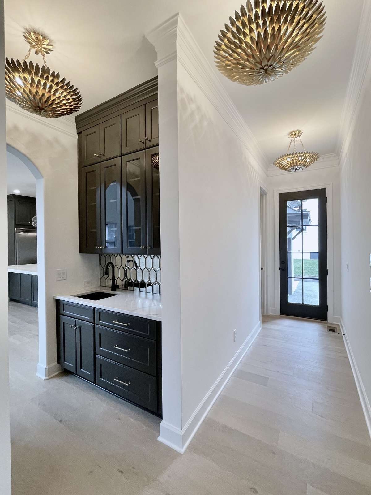 The butler pantry provides a great space for mixing cocktails for a soirée or plating hors d'oeuvres for a gathering of friends, and offers a versatile workspace that adapts to your every need.