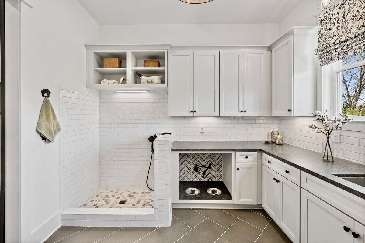 The modern laundry room truly offers an organizational retreat where efficiency and convenience combine in a harmonious blend of form and function, transforming mundane tasks into moments of exquisiteness and efficiency.