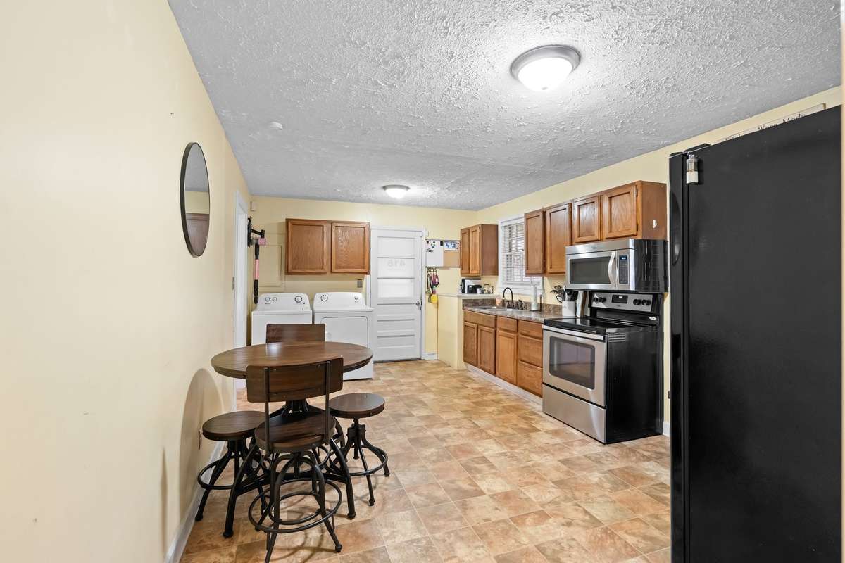 Eat-in kitchen with ample cabinet storage!