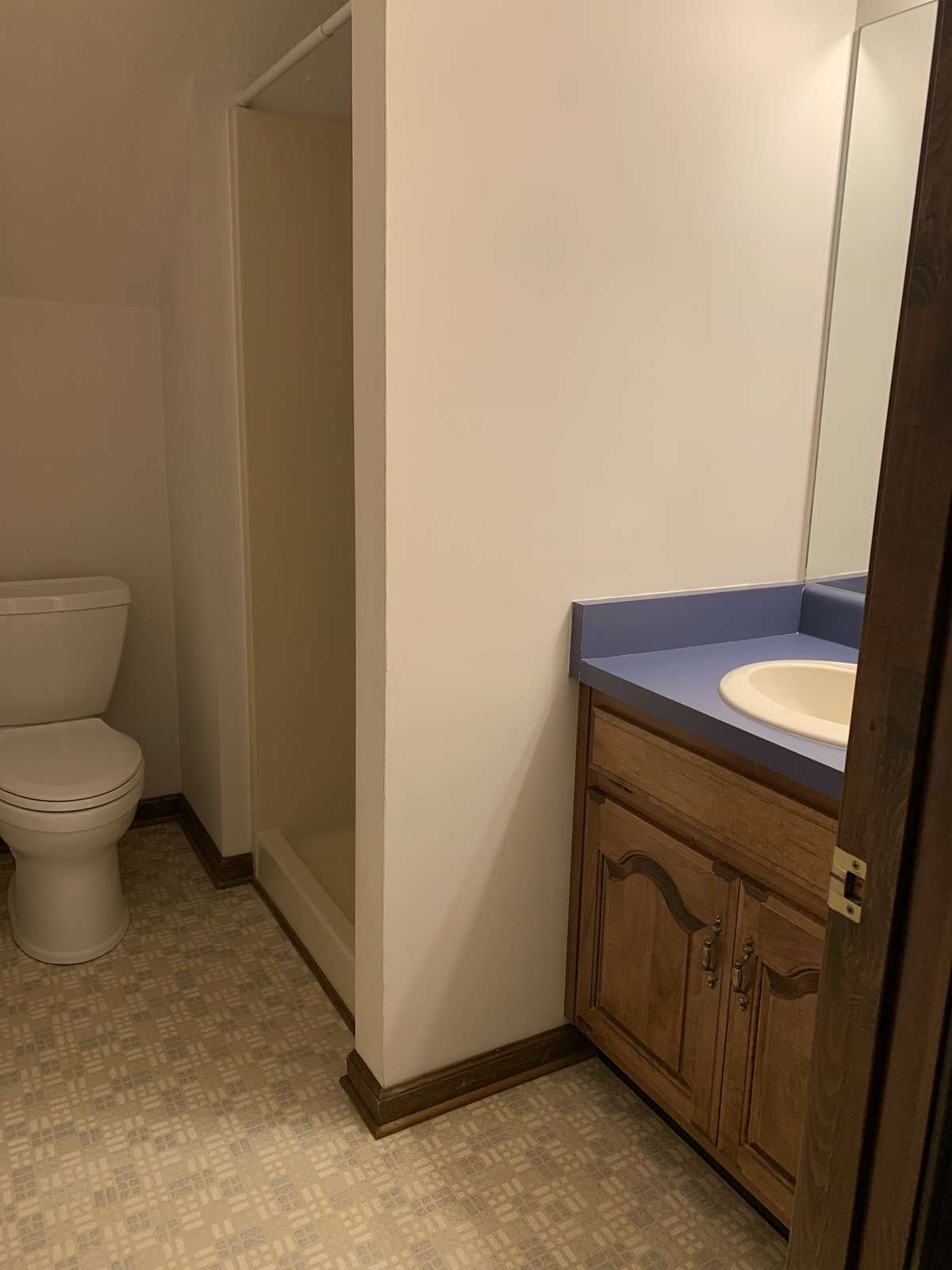Full Bathroom with Shower, entrance from the Hallway.