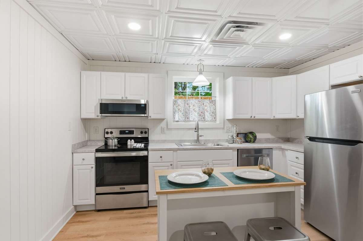 Spacious kitchen with Island