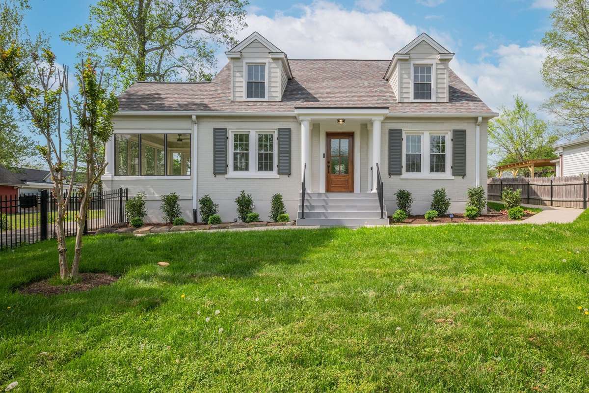 LOCATED ON MURRELL STREET - THE Belle Meade of Downtown Dickson *
STUNNING RENOVATION INSIDE AND OUT ! Easy Walk to the Coffee Shops, Delicious Lunch or Dinner Options, Shopping, Day Spa, Pilates and so much more!