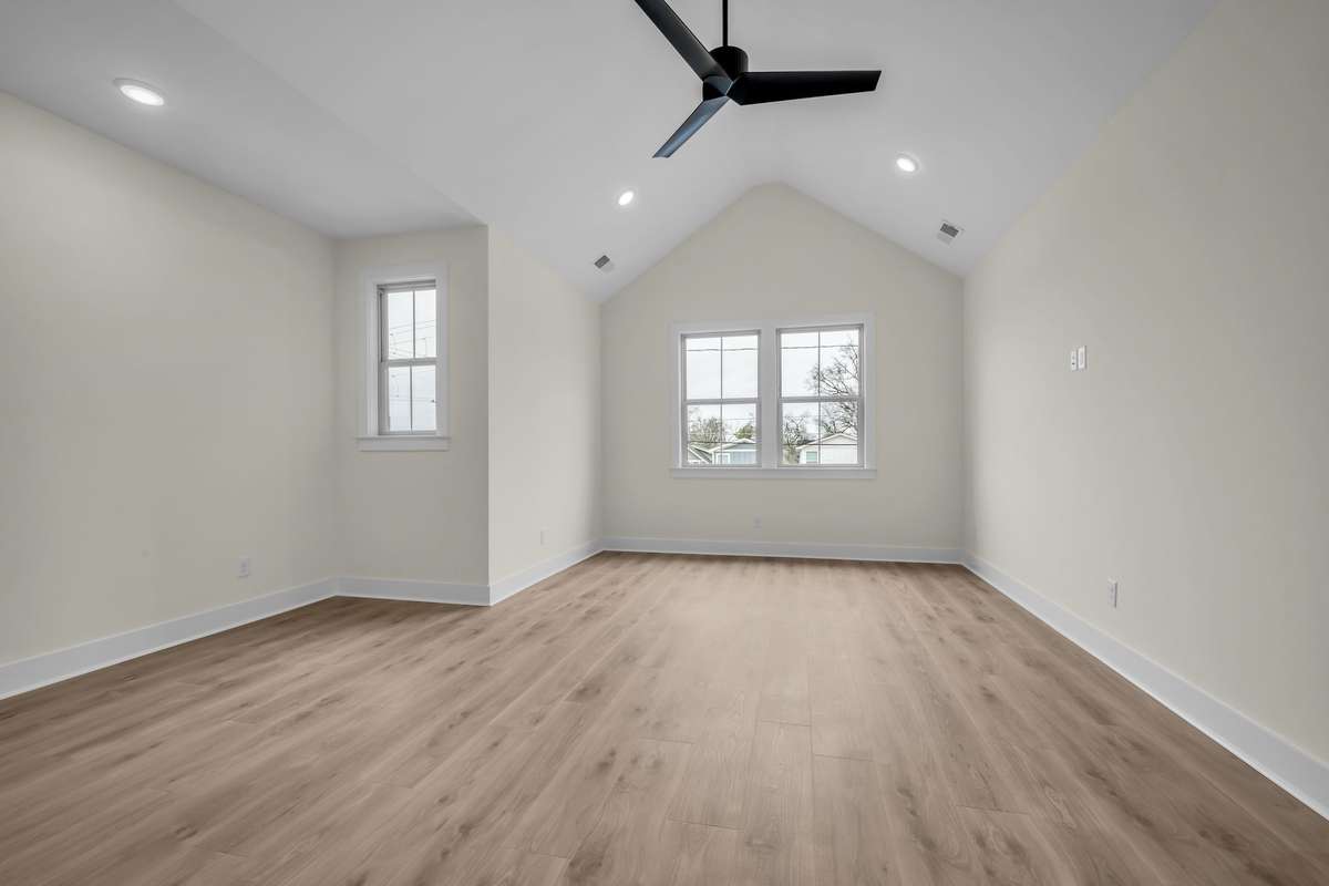 Huge bonus room upstairs.