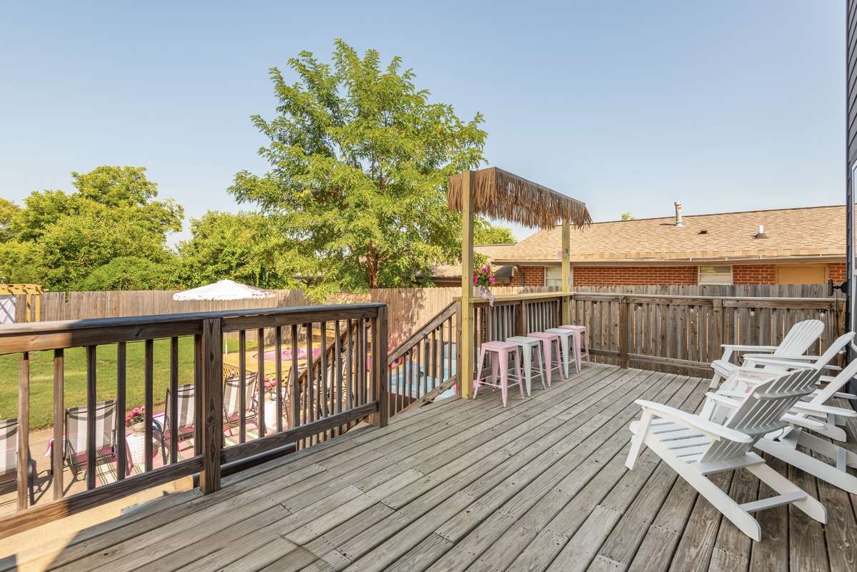 Backyard for entertaining - huge deck, tiki bar, soaking pool, pergola, patio!