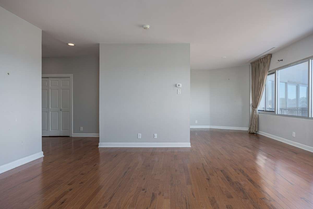 Coming back throug the living room. Entrance is the opening to the left, dining area is to the right, and between them behind the wall is the kitchen.