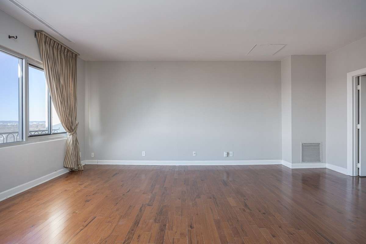Same photo as the previous one without furniture; this view is with your back to the dining area