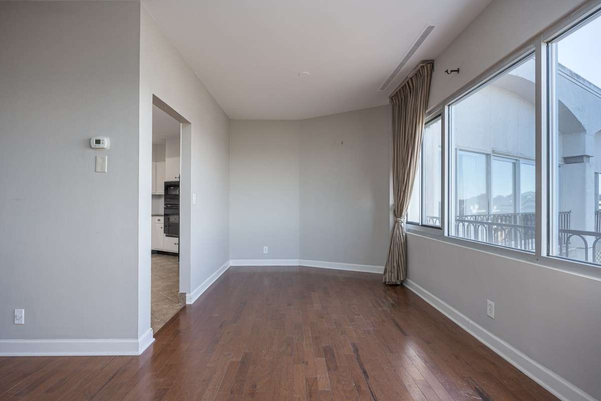 Same view as previous photo with no furniture