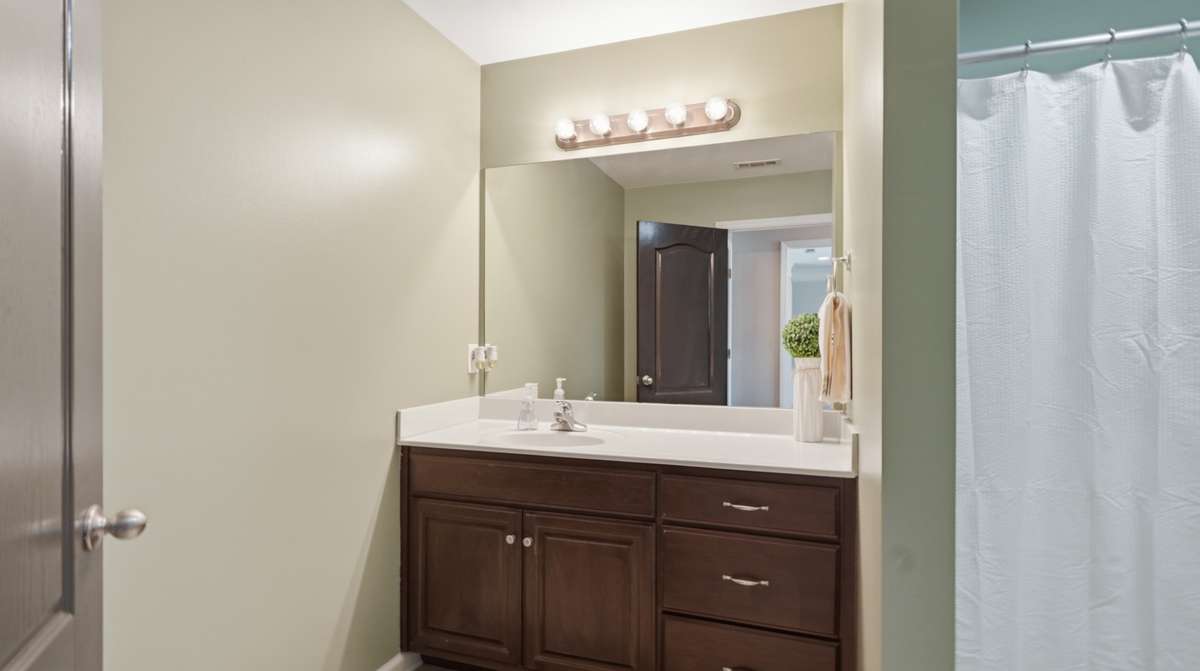 Upstairs bathroom perfectly positioned between two bedrooms