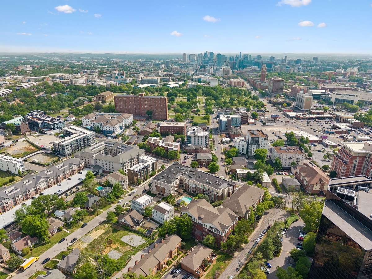 Minutes from Centennial Park, Vanderbilt, & downtown.