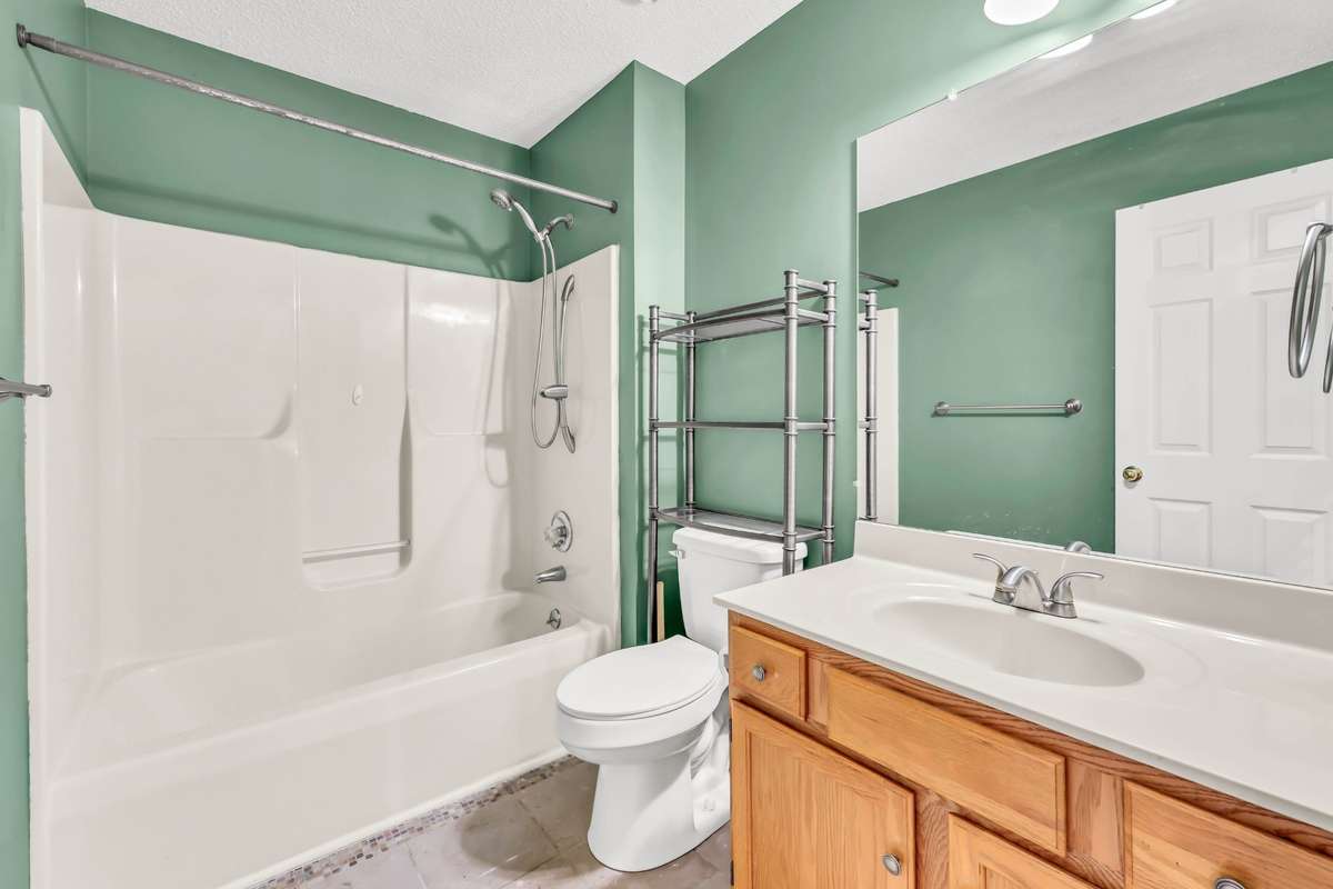 Hallway bathroom for 2 shared bedrooms - tile floors