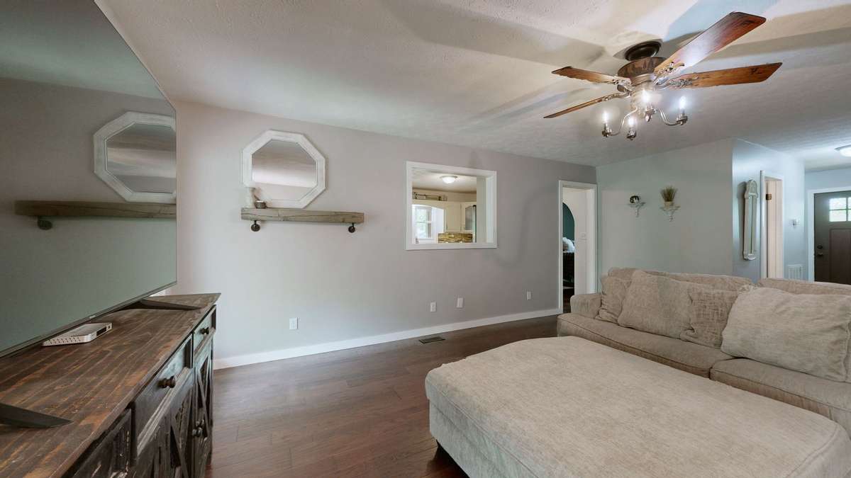 Living room with opening to the kitchen
