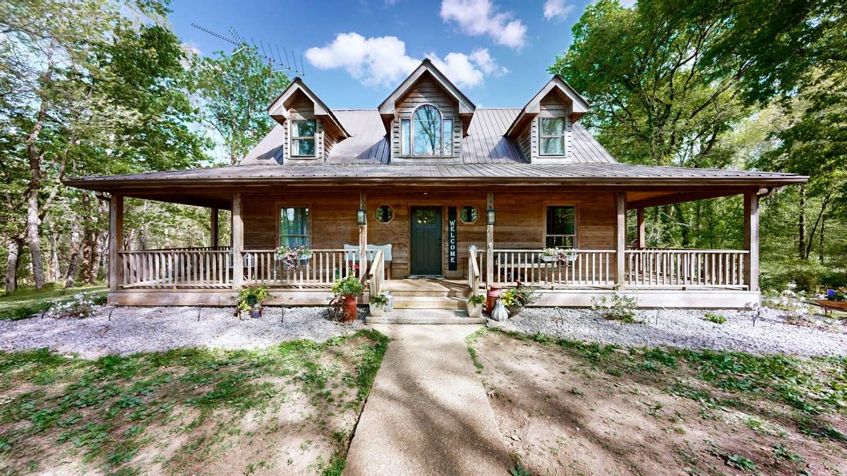 Stunning 16+ Acre Property with Equestrian Facilities & Workshop