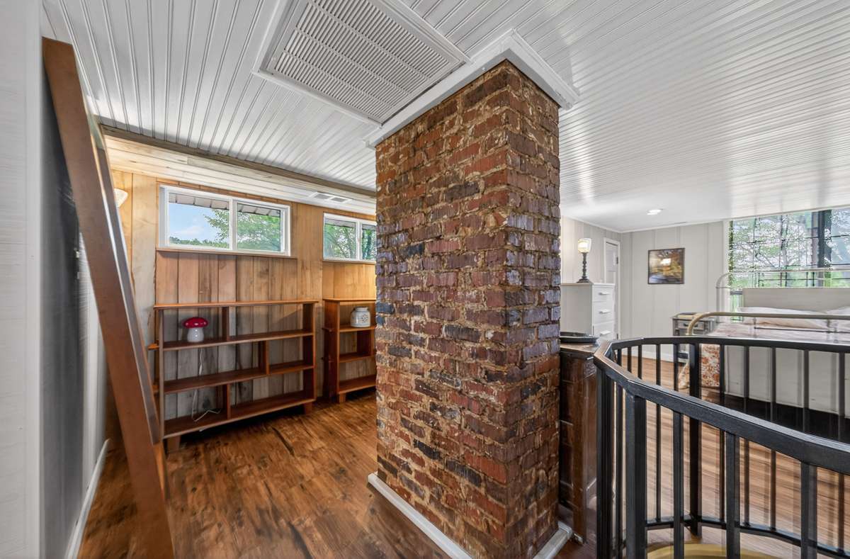 Great area for library in upstairs suite