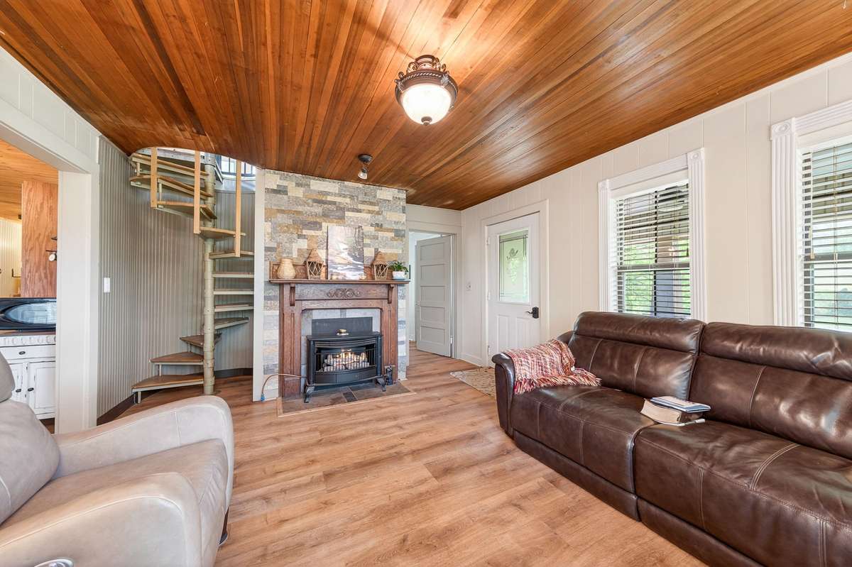 Gas log fireplace