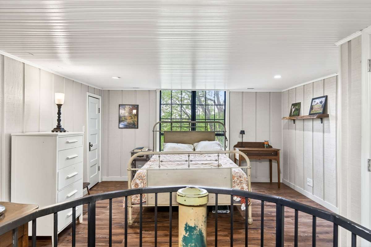 Upstairs Suite/Bedroom