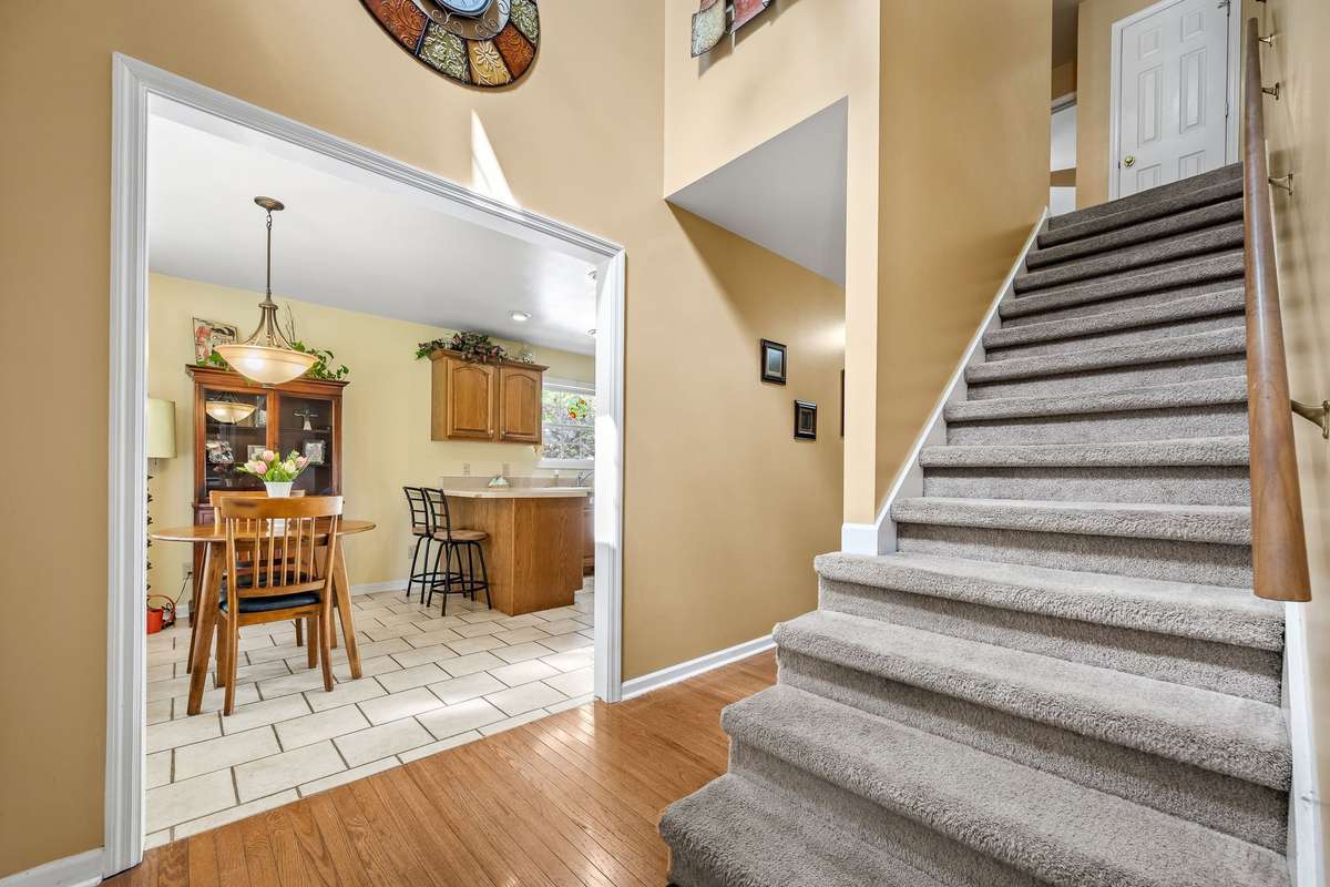 Kitchen has eat-in breakfast nook.