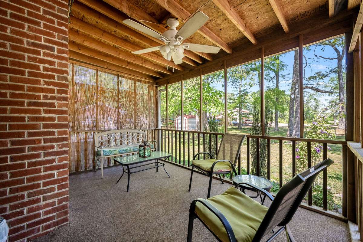 Screened in back porch.