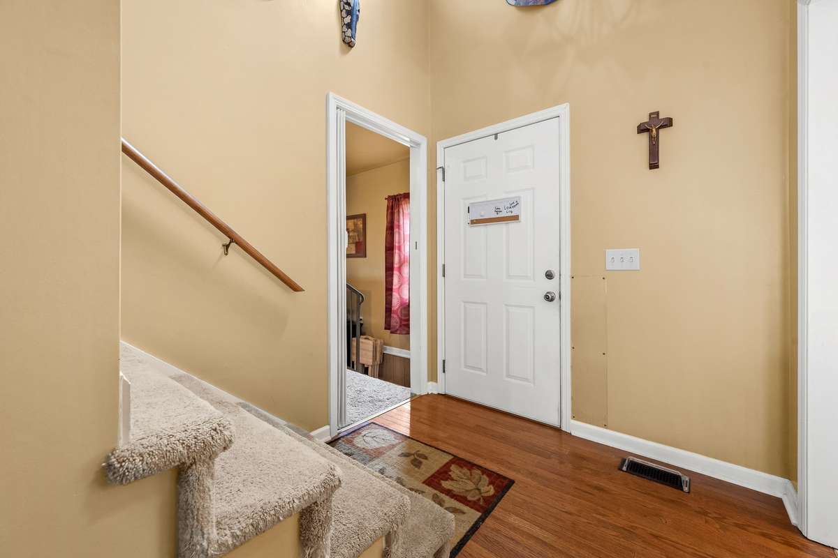 Foyer has hardwood flooring.