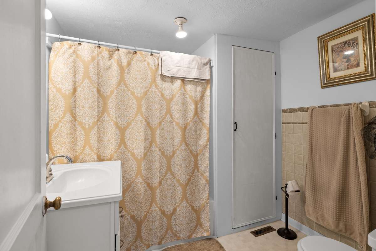 Full bath with linen closet